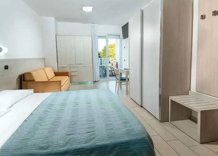 Clipper Aparthotel 4*